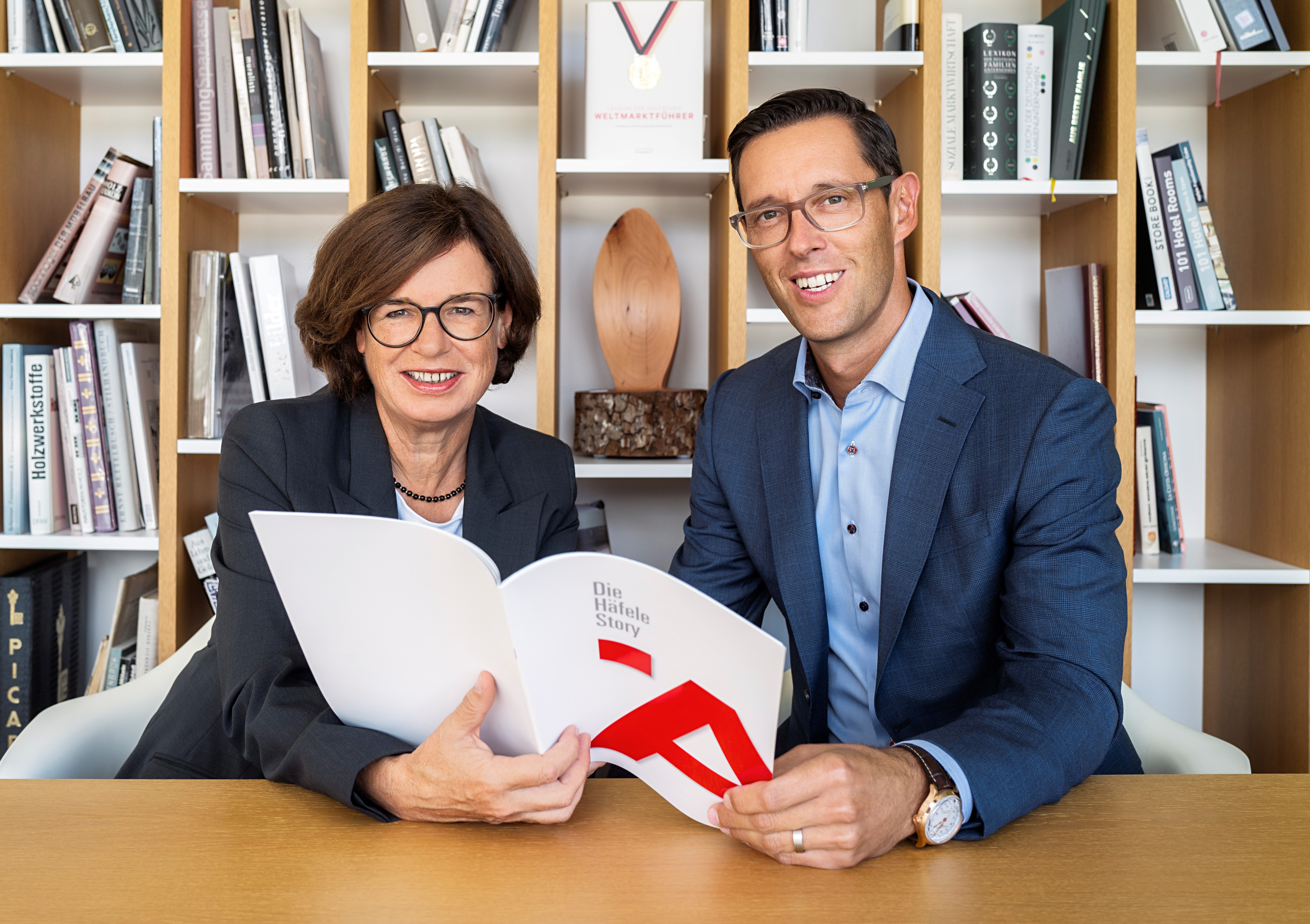 Ready for the move into the next Häfele century: After 20 years at the helm of the innovative specialist for furniture fittings and architectural hardware, electronic access control systems and LED light, Sibylle Thierer (CEO) is handing over the chair of the company management to 45-year-old managing director Gregor Riekena.